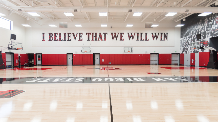A court with a banner reading I believe that we will win